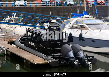 Schwarzes Schnellboot markiert in walisisch - Heddlu - (Polizei), liegt an der Penarth Marina. Vom Januar 2024. Winter Stockfoto