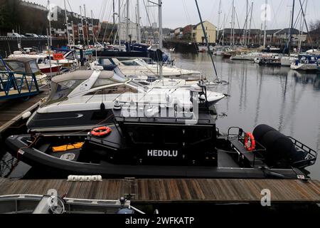 Schwarzes Schnellboot markiert in walisisch - Heddlu - (Polizei), das in Penarth Marina vor Anker liegt. Vom Januar 2024. Winter Stockfoto