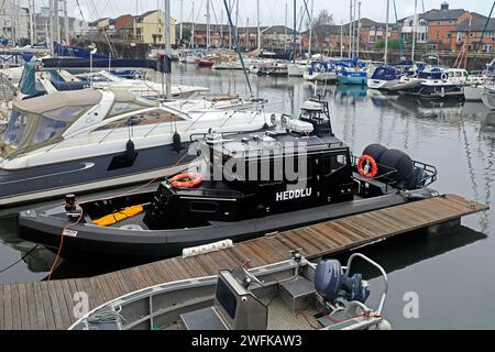 Schwarzes Schnellboot markiert in walisisch - Heddlu - (Polizei), liegt an der Penarth Marina. Vom Januar 2024. Winter Stockfoto