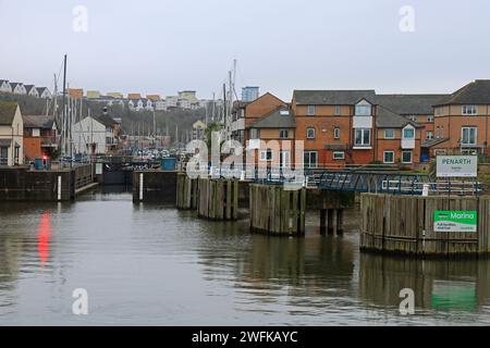 Eintritt zur Penarth Marina mit Schild Cardiff Bay. Im Winter am 2024. Januar Stockfoto