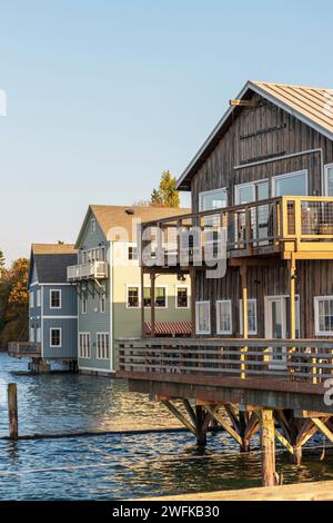 Vertikales Foto von historischen Holzgebäuden auf Pfählen, die in der Penn Cove in Coupeville, Whidbey Island, Washington, ins Wasser ragen. Stockfoto