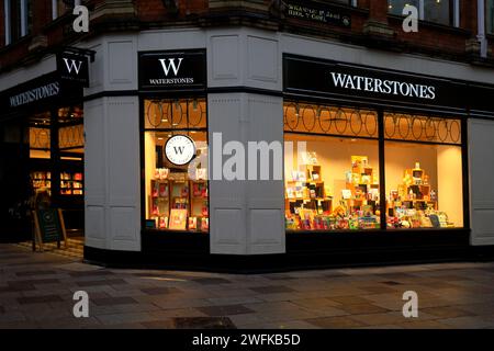 Waterstones Buchladen beleuchtet von innen, The Hayes, Cardiff Stadtzentrum. Aufgenommen am frühen Winterabend, Januar 2024. Stockfoto