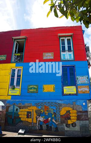 La Boca ist ein Arbeiterviertel mit farbenfrohen Attraktionen in der Nähe des Riachuelo River. Caminito ist umgeben von Steakhäusern und Straßenkünstlern. Stockfoto