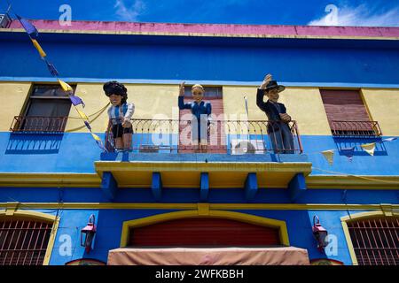 La Boca ist ein Arbeiterviertel mit farbenfrohen Attraktionen in der Nähe des Riachuelo River. Caminito ist umgeben von Steakhäusern und Straßenkünstlern. Stockfoto