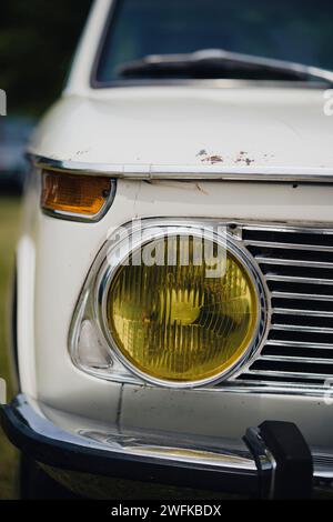 Farbe Nahaufnahme eines Oldtimer-Scheinwerfers und Blinker. Stockfoto