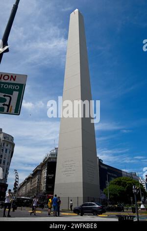 Der Obelisk von Buenos Aires ist ein nationales historisches Denkmal und Wahrzeichen von Buenos Aires. Errichtet im Jahr 1936, um der ersten Gründung der Stadt zu gedenken. Stockfoto