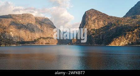 Wunderschönes Panoramablick auf den Hetch Hetchy Reservoir in der Nähe des Yosemite Nationalparks, Kalifornien, USA Stockfoto