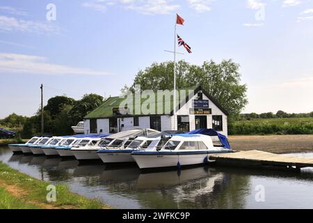 Sommer Blick auf Boote im Potter Heigham Village, Fluß Thurne, Norfolk Broads National Park, England, UK Stockfoto