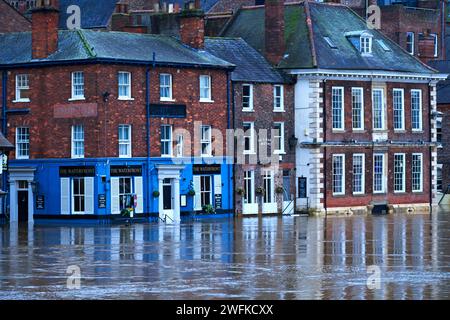 Der Fluss Ouse brach nach starkem Regen über die Ufer (Flussufer unter Hochwasser getaucht, Pub-Gebäude überschwemmt) - York, North Yorkshire, England, Vereinigtes Königreich. Stockfoto