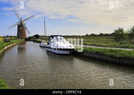 Sommerblick über Horsey Windpump Broad, Norfolk Broads National Park, England, Großbritannien Stockfoto