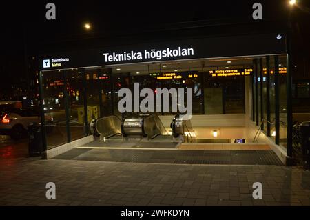 Stockholm, Schweden - 5. November 2023 - Eintritt zur U-Bahn-Station Tekniska högskolan bei Nacht. (Foto: Markku Rainer Peltonen) Stockfoto