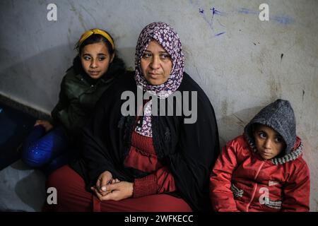 Rafah, Palästinensische Gebiete. Januar 31, 2024. Eine freigelassene palästinensische Gefangene trifft sich mit ihrer Familie und bleibt im Lager der UNRWA-Schule in Rafah, südlich des Gazastreifens. Palästinensische weibliche Gefangene wurden vor einigen Tagen aus israelischen Besatzungsgefängnissen entlassen, nachdem sie 50 Tage in Haft verbracht hatten. Sie wurden verhaftet, als sie aus dem nördlichen Gaza-Streifen durch den sicheren Korridor nach Süden flohen. Quelle: Mohammed Talatene/dpa/Alamy Live News Stockfoto