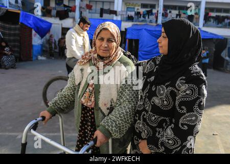 Rafah, Palästinensische Gebiete. Januar 31, 2024. Eine freigelassene palästinensische Gefangene trifft sich mit ihrer Familie an der UNRWA-Schule in Rafah, südlich des Gazastreifens. Palästinensische weibliche Gefangene wurden vor einigen Tagen aus israelischen Besatzungsgefängnissen entlassen, nachdem sie 50 Tage in Haft verbracht hatten. Sie wurden verhaftet, als sie aus dem nördlichen Gaza-Streifen durch den sicheren Korridor nach Süden flohen. Quelle: Mohammed Talatene/dpa/Alamy Live News Stockfoto