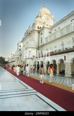 Der Harmandir Sahib (oder Hari Mandir) in Amritsar, Punjab, ist der heiligste Schrein des Sikhismus. Bekannt als der Goldene Tempel, wurde er im März 2005 offiziell in Harmandir Sahib umbenannt. Der Tempel (oder Gurdwara) ist ein wichtiges Pilgerziel für Sikhs aus der ganzen Welt und eine immer beliebtere Touristenattraktion. Der ruhmreiche Tempel ist ein lebendiges Beispiel für den Geist der Toleranz und Akzeptanz, den die Sikh-Philosophie propagiert. Amritsar, Punjab, Indien. Stockfoto