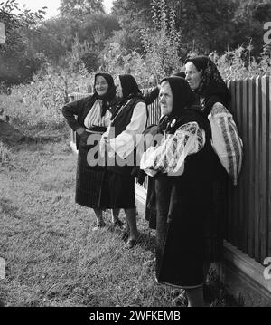 Kreis Vrancea, Sozialistische Republik Rumänien, ca. 1978. Ältere Frauen in traditionellen Trachten. Stockfoto