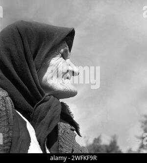 Porträt einer älteren Frau im Kreis Vrancea, Sozialistische Republik Rumänien, um 1977 Stockfoto