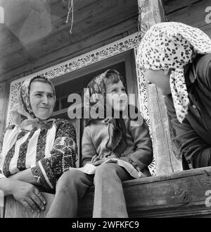 Kreis Vrancea, Sozialistische Republik Rumänien, ca. 1978. Drei Generationen in einer lokalen Familie. Stockfoto