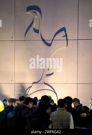 Vor dem Spiel der Premier League im Tottenham Hotspur Stadium, London, treffen sich die Fans vor dem Stadion. Bilddatum: Mittwoch, 31. Januar 2024. Stockfoto