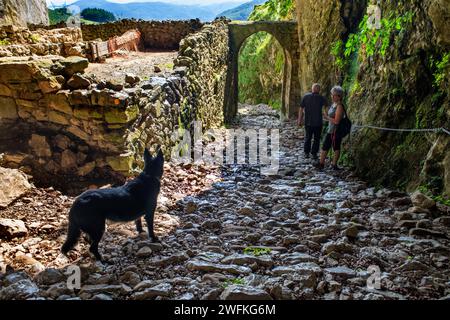 San Adrián Tunnel oder Lizarrate passieren San Adriango Tunela Sandratiko tunela auf dem Aizkorri Gebirge im Baskenland, Goierri, Baskenland Highla Stockfoto