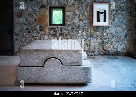 Das Chillida-Leku Museum, Skulpturen in Gärten und Wäldern des baskischen Bildhauers Eduardo Chillida, Hernani, Guipuzcoa, Baskenland, Spanien. Stockfoto