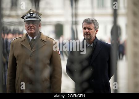 Der dänische König Frederik X. besucht am 31. Januar 2024 das Grab des unbekannten Soldaten in Warschau, Polen. Es ist der erste Auslandsbesuch der ne Stockfoto