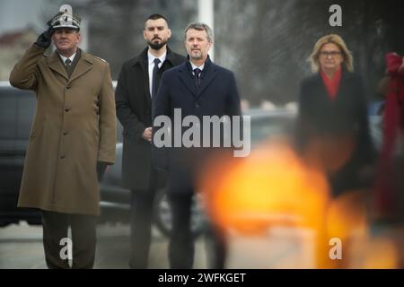 Der dänische König Frederik X. besucht am 31. Januar 2024 das Grab des unbekannten Soldaten in Warschau, Polen. Es ist der erste Auslandsbesuch der ne Stockfoto