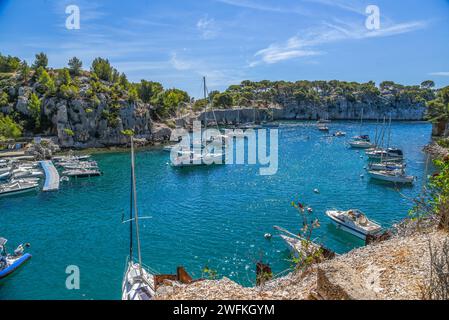 Wunderschöne Bucht am Mittelmeer in Frankreich. Stockfoto