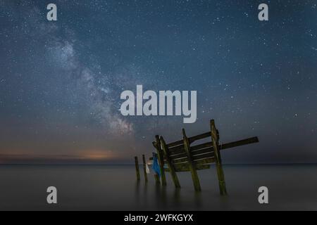 Milchstraßenbild vom Strand in Climping mit Teilen einer alten Seeverwehr im Vordergrund. Stockfoto