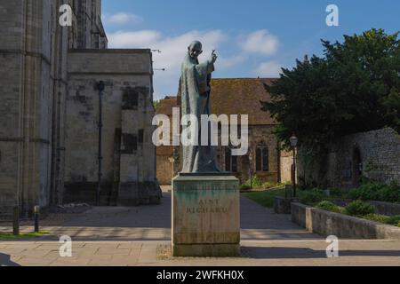 Die Philip Jackson Bronzestatue von St. Richard steht vor der Chichester Cathedral in West Sussex Stockfoto