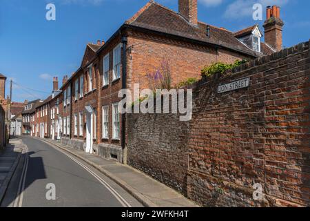 Blick entlang der schönen Lion Street, die in die North Street in der historischen Stadt Chichester führt Stockfoto