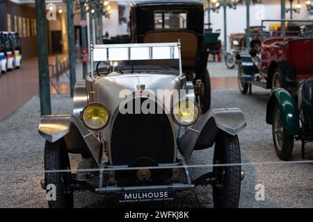 Sammlung von Oldtimern im Musée National de l'Automobile, Collection Schlumpf ist ein Automobilmuseum in Mulhouse, Frankreich. Stockfoto