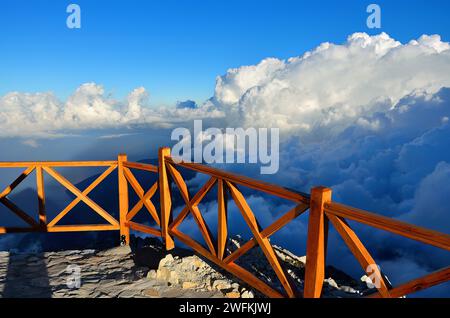 Ein landschaftlich reizvoller Aussichtspunkt auf dem Berg Athos in Griechenland mit einem hölzernen Geländer Stockfoto