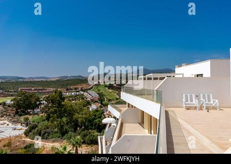 Dachterrasse mit Blick auf die Berge des mittelmeers Stockfoto