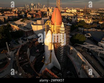 Los Angeles, USA. 30. Januar 2024. Aus der Vogelperspektive des Space Shuttle Erleben Sie seine letzte vertikale Anzeige mit der Stadt LA im Hintergrund. Es ist nun an den riesigen orangen Kraftstofftank und die Raketenkraftverstärker befestigt und wird bald in einem neuen 20-stöckigen Museum als zentrales Stück eingeschlossen sein. Die Ausstellung wird im California Science Center in Los Angeles stattfinden. 30/2024 Los Angeles, CA., USA (Foto: Ted Soqui/SIPA USA) Credit: SIPA USA/Alamy Live News Stockfoto