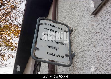 Kloster Andechs, Schild im Biergarten der Brauerei Klosterbrauerei Andechs: Das Mitnehmen von Krügen ist Diebstahl und wird strafrechtlich verfolgt Stockfoto