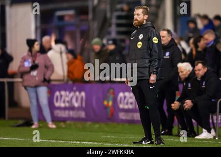 Heerenveen, Niederlande. Januar 31, 2024. HEERENVEEN, NIEDERLANDE - JANUAR 31: 4. Offizieller Klaas Krijgsheld sieht beim niederländischen Azerion Vrouwen Eredivisie Spiel zwischen sc Heerenveen und FC Twente im Sportpark Skoatterwald am 31. Januar 2024 in Heerenveen, Niederlande, an. (Foto: Pieter van der Woude/Orange Pictures) Credit: dpa/Alamy Live News Stockfoto