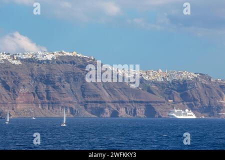 Santorin - die Klippen von calera mit den Kreuzfahrten auf der Thera und Firostefani im Hintergrund. Stockfoto