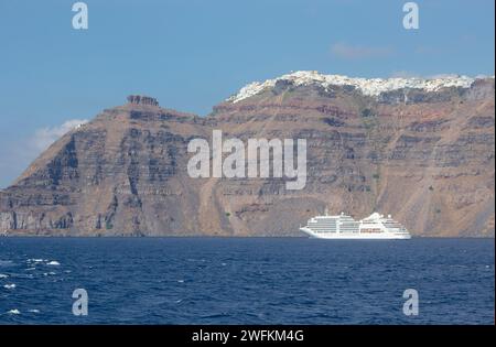 Santorini - die Klippen von Calera mit Kreuzfahrten mit Imerovigli und Skaros im Hintergrund. Stockfoto