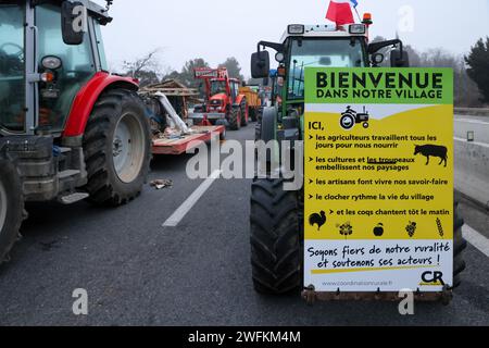 Salon De Provence, Frankreich. Januar 31, 2024. Gilles Bader/Le Pictorium - Bauern blockieren die Region PACA - 31/01/2024 - Frankreich/Provence-Alpes-Cote d'Azur/Salon de Provence - Bauern protestieren hier in der Nacht der A51 mit Farmers Credit: LE PICTORIUM/Alamy Live News Stockfoto