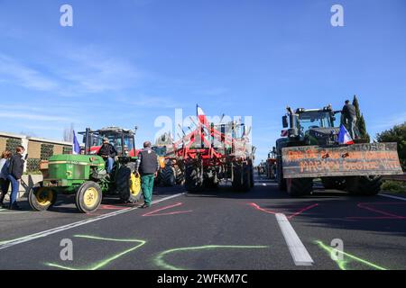 Aix En Provence, Frankreich. Januar 2024. Gilles Bader/Le Pictorium - Bauern blockieren die Region PACA - 27/01/2024 - Frankreich/Provence-Alpes-Cote d'Azur/Aix-en-Provence - Bauern demonstrieren und blockieren Autobahnen in Frankreich hier auf der A51 in der Nähe von Aix-en-Provence organisieren sich die Bauern nachts und wechseln sich ab, um sich zu behaupten. Quelle: LE PICTORIUM/Alamy Live News Stockfoto