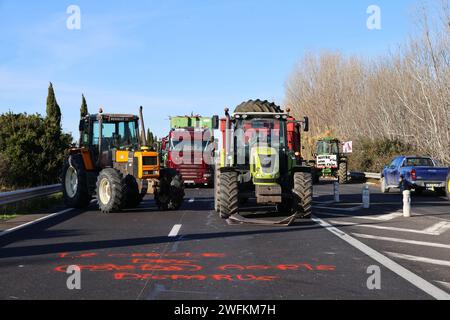 Aix En Provence, Frankreich. Januar 2024. Gilles Bader/Le Pictorium - Bauern blockieren die Region PACA - 27/01/2024 - Frankreich/Provence-Alpes-Cote d'Azur/Aix-en-Provence - Bauern demonstrieren und blockieren Autobahnen in Frankreich hier auf der A51 in der Nähe von Aix-en-Provence organisieren sich die Bauern nachts und wechseln sich ab, um sich zu behaupten. Quelle: LE PICTORIUM/Alamy Live News Stockfoto