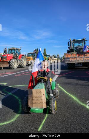 Aix En Provence, Frankreich. Januar 2024. Gilles Bader/Le Pictorium - Bauern blockieren die Region PACA - 27/01/2024 - Frankreich/Provence-Alpes-Cote d'Azur/Aix-en-Provence - Bauern demonstrieren und blockieren Autobahnen in Frankreich hier auf der A51 in der Nähe von Aix-en-Provence organisieren sich die Bauern nachts und wechseln sich ab, um sich zu behaupten. Quelle: LE PICTORIUM/Alamy Live News Stockfoto