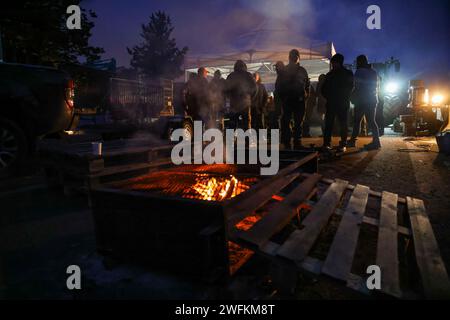 Salon De Provence, Frankreich. Januar 31, 2024. Gilles Bader/Le Pictorium - Bauern blockieren die Region PACA - 31/01/2024 - Frankreich/Provence-Alpes-Cote d'Azur/Salon de Provence - Bauern protestieren hier in der Nacht der A51 mit Farmers Credit: LE PICTORIUM/Alamy Live News Stockfoto