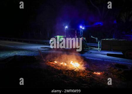 Salon De Provence, Frankreich. Januar 31, 2024. Gilles Bader/Le Pictorium - Bauern blockieren die Region PACA - 31/01/2024 - Frankreich/Provence-Alpes-Cote d'Azur/Salon de Provence - Bauern protestieren hier in der Nacht der A51 mit Farmers Credit: LE PICTORIUM/Alamy Live News Stockfoto