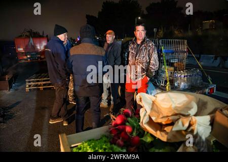 Salon De Provence, Frankreich. Januar 31, 2024. Gilles Bader/Le Pictorium - Bauern blockieren die Region PACA - 31/01/2024 - Frankreich/Provence-Alpes-Cote d'Azur/Salon de Provence - Bauern protestieren hier in der Nacht der A51 mit Farmers Credit: LE PICTORIUM/Alamy Live News Stockfoto