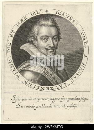 Porträt von Johann VIII., Graf von Nassau-Siegen, Crispijn van de Passe (I), 1615 gedrucktes Porträt von Jan de Jongest, Graf von Nassau, Katzenelnbogen, Vianden und Dietz. Am Rand des Rahmens Name und Funktion der dargestellten Person in lateinischer Sprache. Am Rande ein zweiseitiges Lob in lateinischer Sprache. Zum Versozijde-Buchdruck im Niederländischen. Utrecht Papiergravur / Buchdruck Rüstung Stockfoto
