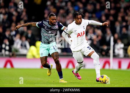 Brentfords Ivan Toney (links) kämpft um den Ball mit Tottenham Hotspurs Destiny Udogie (rechts) während des Premier League-Spiels im Tottenham Hotspur Stadium in London. Bilddatum: Mittwoch, 31. Januar 2024. Stockfoto