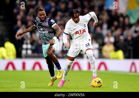 Brentfords Ivan Toney (links) kämpft um den Ball mit Tottenham Hotspurs Destiny Udogie (rechts) während des Premier League-Spiels im Tottenham Hotspur Stadium in London. Bilddatum: Mittwoch, 31. Januar 2024. Stockfoto