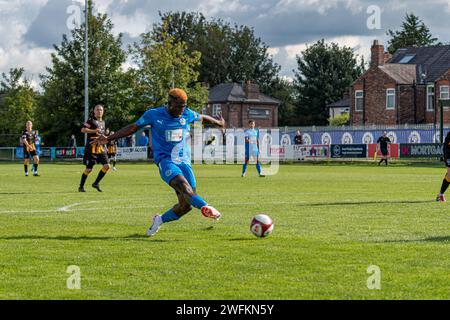 Adama Sidibeh spielte als Stürmer für Warrington Rylands gegen Morpeth Town, Warrington, England, 26. August 2023 Stockfoto