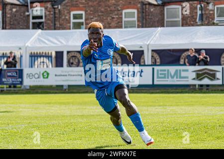 Adama Sidibeh spielte als Stürmer für Warrington Rylands gegen Morpeth Town, Warrington, England, 26. August 2023 Stockfoto